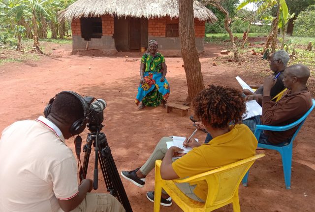 A herbalist sharing a professional discourse with the researchers on various illness and the corresponding medicinal plants for their cure. © Thomas Biginagwa 2021