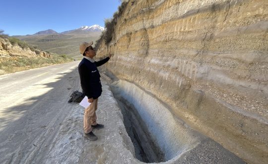 An INGEMMET scientist in front of the stratigraphic section that the project will immortalize. ©J. Morin/ ERC Imagine