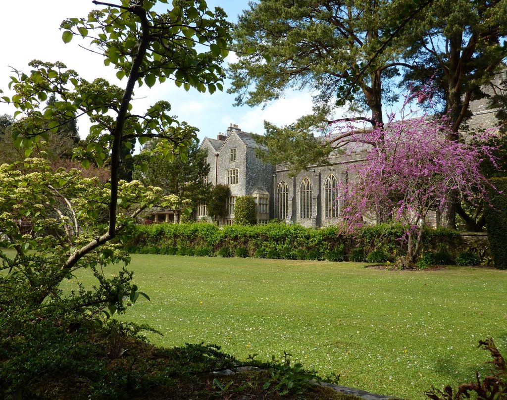 By Dartington Hall by Tom Jolliffe, CC BY-SA 2.0, https://commons.wikimedia.org/w/index.php?curid=103258918
